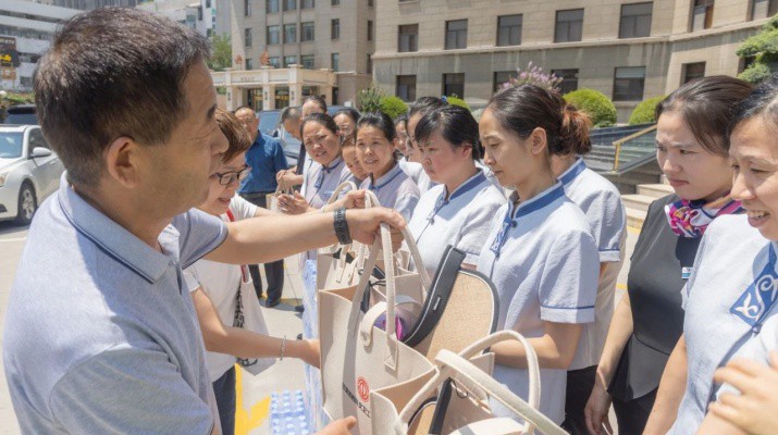 甘肃文旅集团“夏送清凉”情暖一线员工