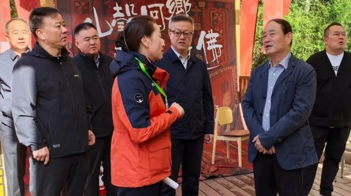 9月24日，集团公司党委书记、董事长石培文率队前往兰州石佛沟景区进行实地调研，并主持召开了专题座谈会。集团副总经理谢昕，副总经理兼兰州市政集团党委书记、董事长高文阳，以及集团相关子公司和部室负责人一同